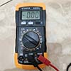 tutorial cara mengukur tegangan DC dengan multimeter digital